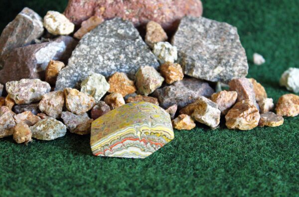Finished Piece of Fordite -  From Late 70's to Mid 80's - 41.72mm x 33.05mm x 19.86mm          (2926) - Image 4